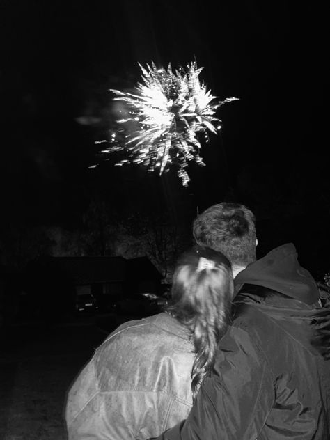 Sparkler Couple Photos, Couple Nye Photo, Couples Fireworks Pictures, Couples Watching Fireworks, Fireworks Couple Aesthetic, Couple Firework Pictures, New Year Eve Picture Ideas, Fireworks Couple, New Year Couple