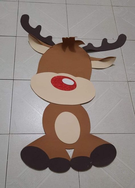 Reindeer Paper Craft, Christmas Door Decorating, Christmas Door Decorating Contest, Door Decorating Contest, Preschool Christmas Crafts, Christmas Arts And Crafts, Door Decorating, Christmas Card Crafts, Office Christmas Decorations