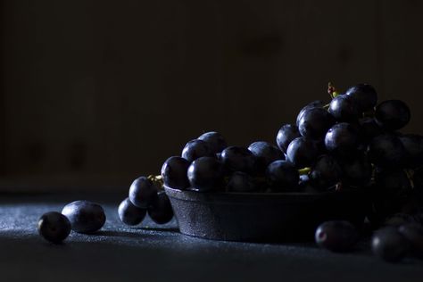 Embrace the darkness: Low key still life by EnQi Low Key Photography Ideas Still Life, Low Key Photography Object, Low Key Photo, High Key Photography, Photography Studio Spaces, Low Key Lighting, Food Photography Lighting, Key Photography, Low Key Photography