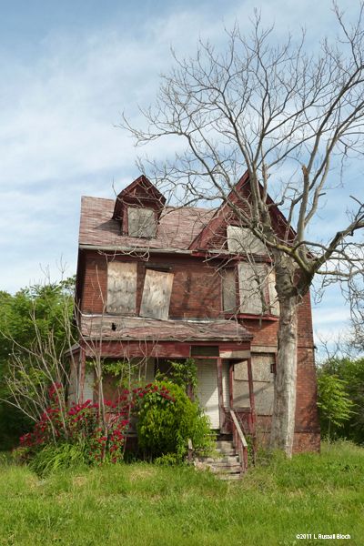 Old house Abandoned Detroit, Old Abandoned Buildings, Abandoned Property, Creepy Houses, Old Abandoned Houses, Abandoned House, Abandoned Mansions, Old Farm Houses, Haunted Places