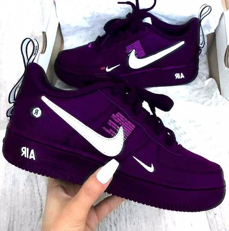 #des chaussures #shoe #shoes #womenshoes Nike Shoes Women Fashion, Sneaker Outfits, Nike Shoes Girls, Jordan Shoes Girls, Custom Nike Shoes, Purple Sneakers, Nike Air Shoes, Cute Nike Shoes, Fresh Shoes