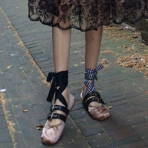 Miu Miu Flats, Flats Outfit, Miu Miu Shoes, Estilo Preppy, Dream Shoes, Miu Miu Ballet Flats, Mode Inspiration, Vivienne Westwood, Monster High