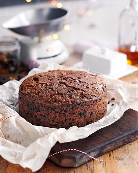 Mary Berry Christmas Cake, Mary Berry Christmas, Christmas Cake Recipe Traditional, Traditional Christmas Cake, Christmas Cake Recipe, Xmas Cakes, Fruit Christmas, Mary Berry Recipe, Fruit Cake Christmas