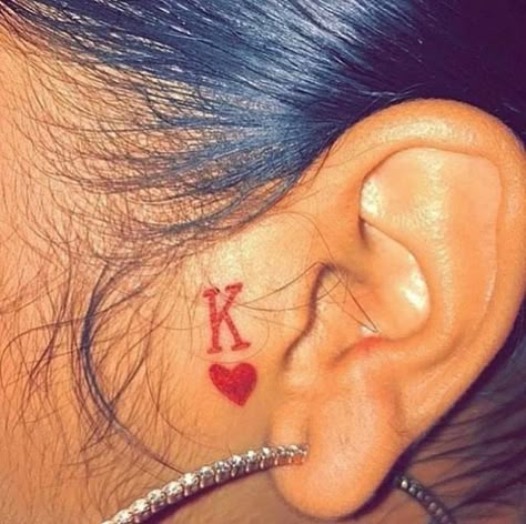 Initial King / Queen of hearts tattoo Pocket Watch Tattoos, Jagua Henna, 16 Tattoo, K Tattoo, Neck Tattoos Women, Snakebites, Black Girls With Tattoos, Tattoos For Black Skin, Red Ink Tattoos