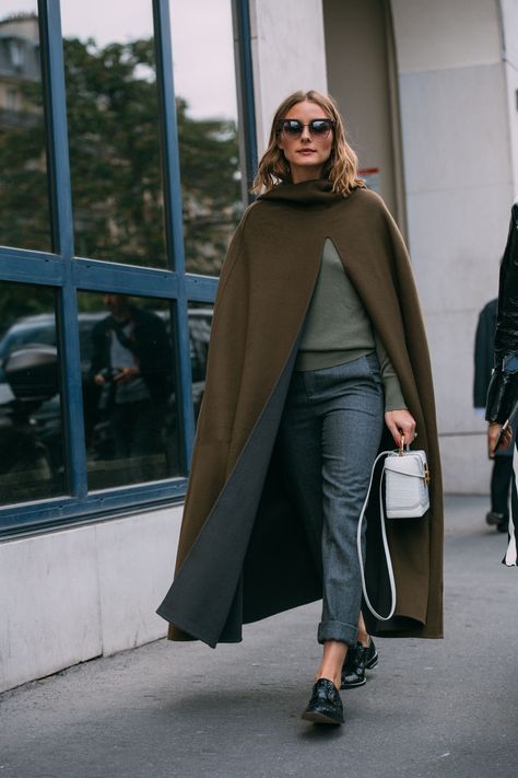 Cape Outfit, Cape Fashion, Fall Fashion Coats, Outwear Fashion, Wool Sweater Dress, Fall Fashion Trends Women, Giovanna Battaglia, Estilo Preppy, Looks Street Style