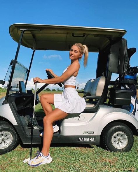 Golfing Instagram Pictures, Golf Girl Aesthetic, Bev Cart, Golf Poses, Golf Photoshoot, Nelly Korda, Golf Pics, Golf Fits, Olivia Dunne