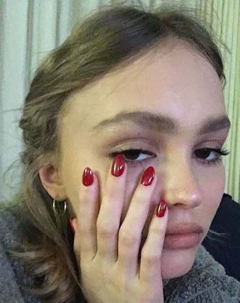 Lily Depp, French Girl Aesthetic, Kutek Disney, Unghie Sfumate, Smink Inspiration, Red Nail Polish, Red Nail, Kesha, Lily Rose Depp