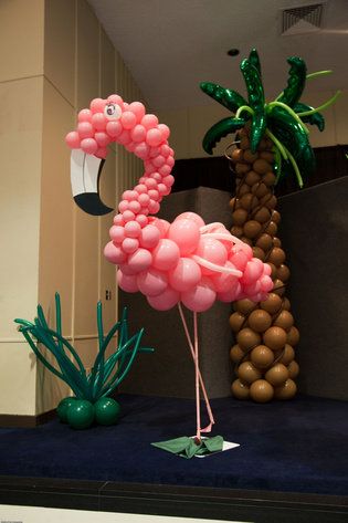 Balloon Artistry love this flamingo! Need to find someone to do it! Balloon Flamingo, Flamingo Balloons, Pink Flamingo Party, Flamingo Themed Party, Flamingo Baby Shower, Deco Ballon, Hawaiian Party Decorations, Flamingo Birthday Party, Luau Birthday Party