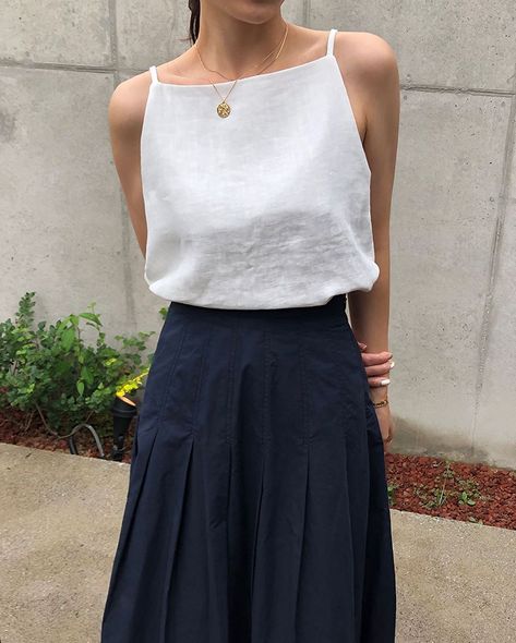 White Sleeveless Top Outfit, Sleeveless Top Outfit, Linen Sleeveless Top, Old Clothes Refashion, White Sleeveless Top, Top Outfit, Embroidered Clothes, Neutral Fashion, Linen Clothes