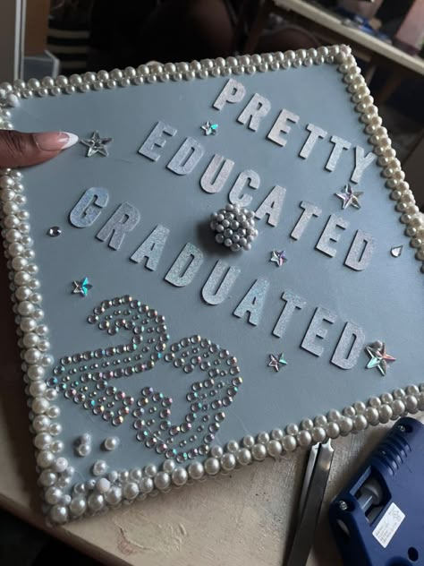 College Grad Cap Ideas, Graduation Cap Decoration Diy, Graduation Look, High School Graduation Cap, College Graduation Cap Decoration, Grad Hat, Grad Cap Designs, Senior Szn, Diy Graduation Cap