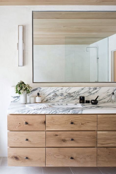 Love the veins in this marble paired with the white oak cabinetry. Green Oak Residence – SIMO DESIGN Bad Inspiration, Modern Bathrooms, Wall Mount Faucet, 아파트 인테리어, Trendy Bathroom, Wood Vanity, Bath Room, Marble Bathroom, Natural Home Decor