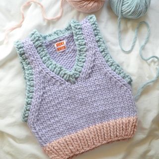 Simpul Makrame, Vest Pattern Free, Crochet Baby Cardigan, Knit Vest Pattern, Crochet Vest Pattern, Haken Baby, Crochet Fashion Patterns, Vest Pattern, Crochet Vest