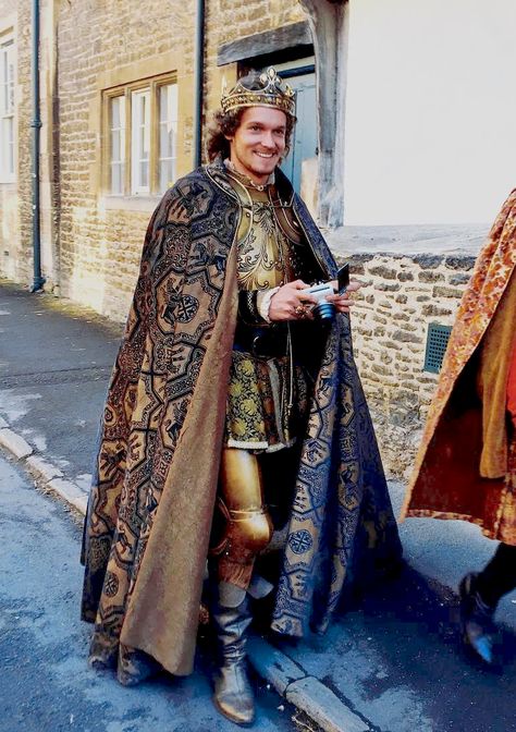 King Henry VII - The beginning of the Tudor Dynasty King Costume Mens, Tudor Mens Fashion, Medieval King, Tudor Mens Clothing, Medieval King Costume, King Henry Viii The Tudors, Medival King Clothes, Red Tudor Gown, Disneysea Tokyo