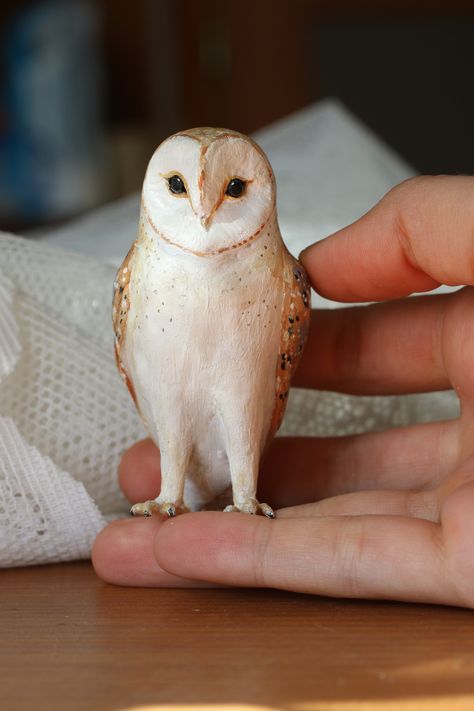 Polymer Clay Harry Potter Miniatures, Polymer Clay Animals Realistic, Clay Owl Sculpture, Polymer Clay Owls, Owl Sculpture Clay, Ceramic Owl Sculpture, Paint Harry Potter, Polymer Clay Sculpture Ideas, Clay Animals Sculpture