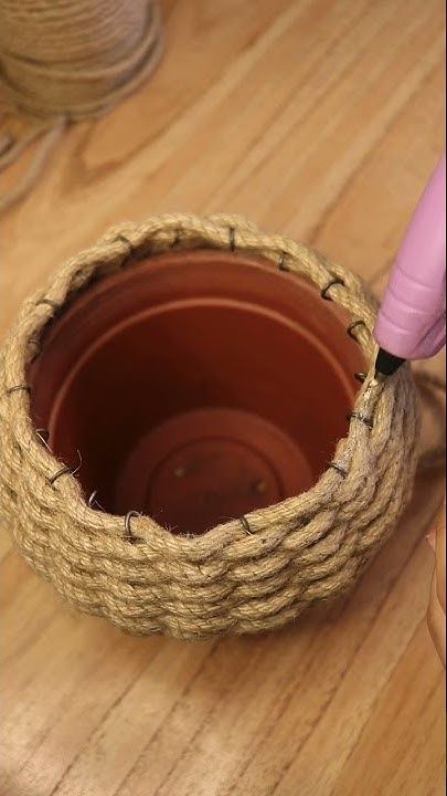 Jute Projects Diy, Rope Planter Diy, Rope Crafts Diy Decor, Totora Ideas, Jute Basket Diy, Plant Basket Diy, Jute Rope Crafts Home Decor, Twine Crafts Diy, Jute Twine Crafts