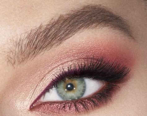 Makeup For Crimson Dress, Pink Burgundy Makeup, Simple Maroon Makeup Looks, Maroon And Silver Makeup, Deep Red Eyeshadow Looks, Red Brown Eye Makeup, Maroon Eyeliner Looks, Soft Burgundy Eye Makeup, Makeup Ideas For Burgundy Dress