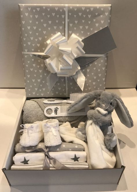 Gift For Baby Shower Mommy, Hampers Bayi, Expecting Mom Gift Basket, Baby Hampers, Baby Bootees, Hamper Gift Basket, Baby Shower Baskets, Unisex Baby Gifts, Neutral Baby Gifts