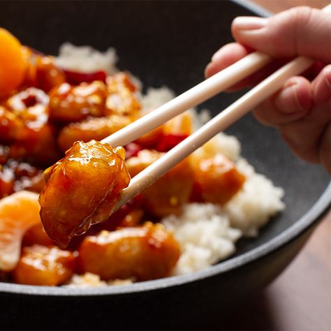 Keep your weekdays sweet and a little bit spicy with this tangerine flavored chicken. Served over rice, or eaten alone, this meal is packed with Asian-inspired flavors and filled with the freshness of Recipes Using Tangerines, Tangerine Chicken Recipe, Tangerine Recipes Healthy, Tangerine Chicken, Tangerine Recipes, Flavored Chicken, Citrus Recipes, Scrumptious Food, Sauce For Chicken