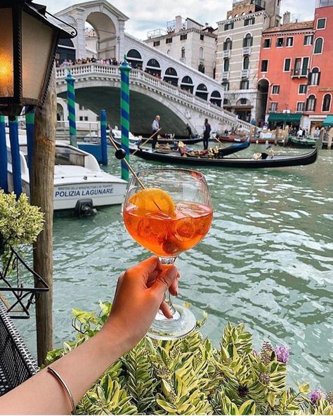 Spritz Aperol, Weekend In Venice, Show Me The Way, Italian Summer, Italy Vacation, Aperol Spritz, Unique Homes, Venice Italy, Art References