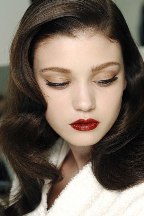 7 Ways to Achieve a Glamorous 1950s Makeup Look ... → Makeup Dark Hair Pale Skin, Makeup Runway, 1950s Makeup, 50s Makeup, Vintage Makeup Looks, Pale Skin Makeup, Pale Makeup, 1950s Hairstyles, Retro Makeup