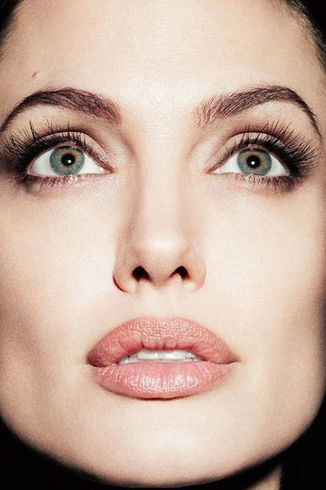 Angelina Jolie Makeup, Angelina Jolie Photos, Jolie Pitt, Celebrity Portraits, Foto Art, Angelina Jolie, Beautiful Eyes, Pretty Face, Green Eyes