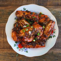 This is my version of the famous Singapore Black Pepper Crabs recipe. It's spicy, peppery, buttery and super delicious!    UPDATED: Octob... Korean Crab, Easy Prawn Recipes, Banquet Food, Fried Prawns, Taiwanese Cuisine, Chinese Restaurants, Prawn Recipes, Singapore Food, Crab Recipes