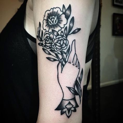 My new tattoo Traditional Tattoo Hand Holding, Tattoo Hand Holding Flowers, Gary Valentine, Tattoo Machine Design, Tattoo 2023, Hands Holding Flowers, Quality Tattoo, Tattoo Machines, Tattoo Equipment