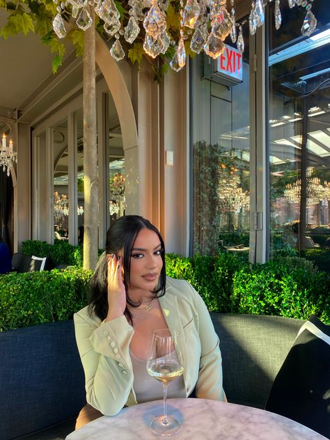 Sitting at brunch. Drinking wine. Posing Birthday Brunch Pictures, Brunch Pics Instagram, Brunch Outfit Birthday, Brunch Photos Instagram, Brunch Aesthetic Instagram, Brunch Pictures Instagram, Brunch Poses, Restaurant Pose Ideas, Brunch Pics