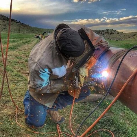 Welding Aesthetic, Welder Photography, Welding Work Photos, Pipeline Welders, Welding Schools, Welding Techniques, Women Welder, Pipeline Welding, Welding Machines