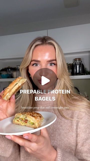 Emily English on Instagram: "PREPABLE HIGH PROTEIN BAGELS | breakfast prep that isn’t overnight oats. If the thought of overnight oats send shivers down your spine then have no fear, breakfast prep has never looked so good. Batch make and freeze these insanely delicious bagels for a healthy and convenient breakfast whenever you need. A super food frittata sandwiched with melty smoked cheese and a protein bagel packed with 22g grams of protein. Feel free to add in some sliced tomatoes and spinach after defrosting for the ultimate speedy breakfast. 287kcal per bagel. 22g protein. You will need 4x protein bagels 1/2 500g carton egg whites 2 eggs 1 handful of chopped parsley 1 handful of chopped basil 1 spring onion, diced finely 4 diced sun dried tomatoes, drained from oil 4 sli Chopped Bagel, Chopped Bagel Sandwich, High Protein Bagels, High Protein Bagel Breakfast, High Protein Breakfast Sandwich, Protein Bagels, Bagel Breakfast Ideas, Make Ahead Bagel Breakfast Sandwich, Breakfast Sandwich Meal Prep