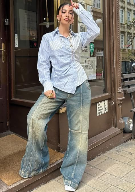 Blouse Layering Outfit, Baggy Long Sleeve Shirt Outfit, Jeans Aesthetic Outfit, Dress Over Jeans Outfit, Cuffed Jeans Outfit, Blue Shirt Outfit, Longsleeves Outfit, 90's Outfit, Denim On Denim Outfit