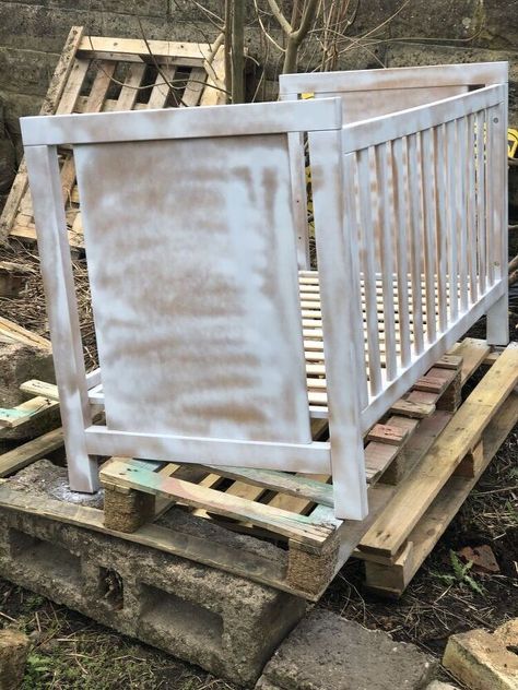 Don't throw away an old cot, check out this creative upcycling project to turn and old crib into a bench for your garden or outdoor patio. Perfect if you are on a budget this repurposed crib is easy and unique. #diy #bench #babycrib Crib Bench, Repurposed Crib, Diy Garden Bench, Diy Bench Seat, Comfy Bench, Old Cribs, Modern House Numbers Sign, Creative Upcycling, Garden Bench Diy