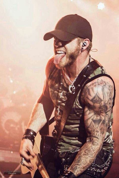 Brantley Gilbert. Muscles and tattoos are a damn good combo! Tattoo Music, Brantley Gilbert, Music Tattoos, Country Music Artists, Country Men, Country Stars, Country Artists, Country Boys, Country Singers