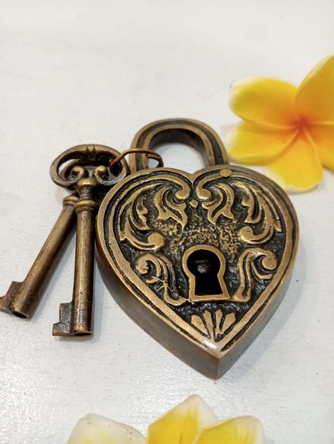 "This is Luxury Vintage Ornate Love old PADLOCK Solid Brass Antique Safe Key Working Lock. Buyer will got 1 piece this Vintage Ornate Love old PADLOCK Solid Brass Antique Safe Key Working Lock. This will really great for your Padlock or any decor. ITEM DESCRIPTION : Vintage Ornate Love old PADLOCK Solid Brass Antique Safe Key Working Lock > Total item on sale offer : 1 pc (include Keys for Padlock). > Condition : NEW / UNUSED. > Material : SOLID BRASS. > Finish : Antique Brass > Measurement / Si Old Lock And Key, Skeleton Key Lock, Antique Safe, Old Key, Candle Store, Antique Keys, Brass Antique, Brass Candle Holders, Brass Candle