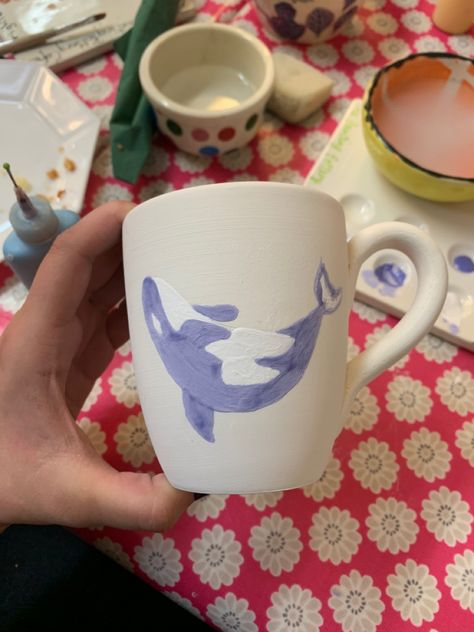 Pretty Pottery Painting, Ceramic Art Pottery, Hand Painted Cups Ideas, Pottery Painting Beach, Clay Mug Painting Ideas, Pottery Painting Funny, Mug Pottery Painting, Cute Pottery Painting Ideas Mugs, Pottery Inspo Painting