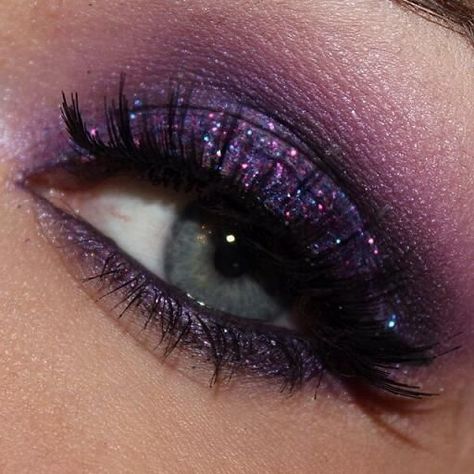 Purple eyeshadow Gorgeous Makeup Looks, Purple Makeup Looks, Dark Makeup Looks, Diva Makeup, Makeup Favorites, Scene Makeup, Starry Eyes, Health Hair, Purple Eye Makeup