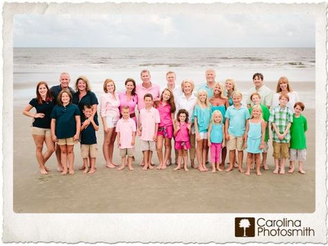 Beach photo ideas Fun Family Pictures, Extended Family Photos, Large Family Photos, Beach Pink, Family Beach Pictures, Photo Summer, Beach Family Photos, Family Picture Outfits, Family Picture