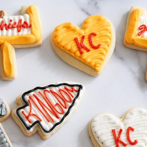 Sweet Petites KC, LLC on Instagram: "It’s #RedWednesday, KC!❤️🏈💛 Come get all of your Chiefs treats today and tomorrow from 10am to 4pm!🏟️" Kc Chiefs Cookies Decorated, Football Cookies Easy, 49ers Cookies, Chiefs Food, Cookie Trailer, Chiefs Cookies, Football Cookies, Chiefs Game, Game Snacks