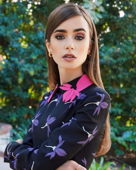 Emily In Paris Lily Collins, Lily Collins Hair, Emily In Paris Fashion, Evening Eye Makeup, Lily Collins Style, Work Hairstyles, Paris Outfits, Lily Collins, Girl Crushes