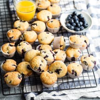 Mini Blueberry Muffins - Back To School Mini Muffin Tin Recipes, Mini Blueberry Muffins, Nutella Muffin, Mini Muffin Recipe, Mini Banana Muffins, Muffins Blueberry, Morning Glory Muffins, Donut Muffins, Berry Muffins