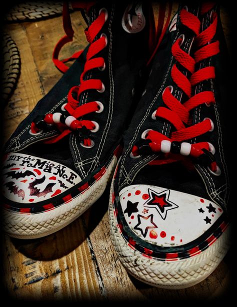 Emo Shoes Drawing, Decorated Converse Grunge, Mcr Shoes, Punk Shoes Diy, How To Decorate Converse, Converse Ideas Diy, Shoe Designs Drawing, Drawing On Converse Ideas, Converse Shoes Ideas