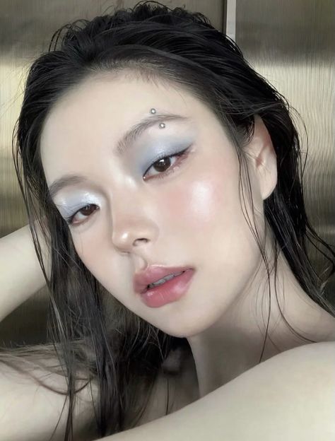 Blue Eyeshadow Makeup, Eyebrow Piercing Jewelry, Makeup Douyin, Douyin Makeup, Makeup Tut, Ethereal Makeup, Eyebrow Piercing, Makeup Tattoos, Makeup Looks Tutorial