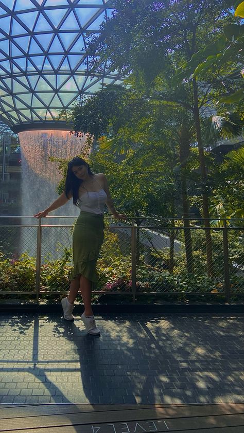 Singapore Airport Pictures, Flower Dome Singapore Outfit, Singapore Airport Outfit, Singapore Zoo Outfit, Singapore Ootd Travel Outfits, Changi Airport Singapore Aesthetic, Jewel Changi Airport Pose, Singapore Travel Outfit Summer, Changi Airport Singapore Outfit