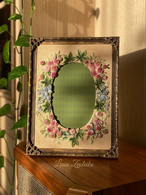 Diy Embroidery Frame, Embroidery Cases, Diy Embroidery Projects, Vintage Photo Frame, Rose Embroidery Pattern, Embroidery Stitches Beginner, Embroidered Photo, Floral Embroidery Patterns, Framed Embroidery