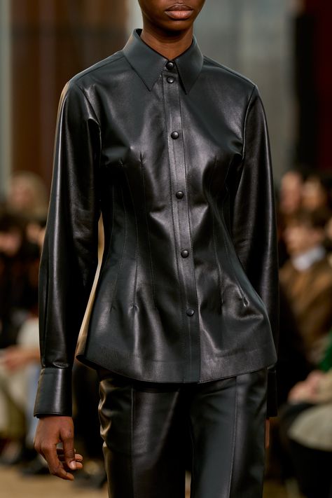 2023 Vogue, Hermes Fashion, Safari Chic, Fall 2022, Leather Outfit, Hip Hop Fashion, Leather Fashion, Fashion News, Style Me