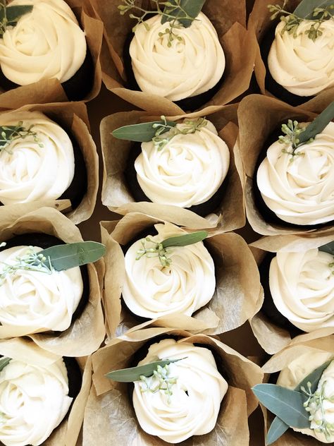 Wedding Cupcakes Ideas Simple, Roses With Eucalyptus, Wedding Shower Cupcakes, Rustic Cupcakes, Buffet Dessert, Bridal Shower Cupcakes, White Cupcakes, Wedding Dessert, Shower Cupcakes