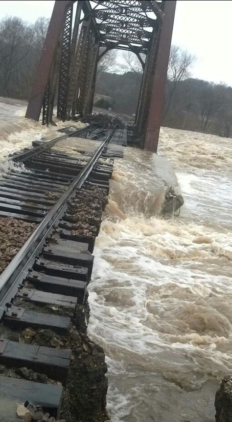 Jerome Missouri Railroad Bridge over the Gasconade River December 2015 flood Railway Accidents, Train Bridge, Old Bridges, Railroad Bridge, Abandoned Train, Scenic Railroads, Rail Transport, Train Wreck, Rail Car