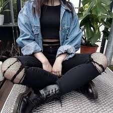 '90s grunge outfits; '80s grunge styles; Soft grunge looks; Cute grunge outfits; Style Grunge Girl, Styl Grunge, Girl Grunge, Goth Outfit, Hipster Grunge, Fashion 90s, Style Gothic, Alternative Style, Grunge Look