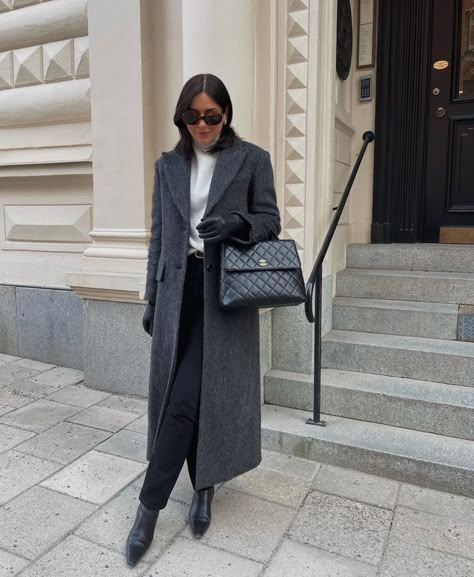 Herringbone Coat Outfit, Grey Coat Outfit, Looks Paris, Body Chain Dress, Gloves Outfit, Kibbe Dramatic, Colors Outfit, Photoshoot Outfit Ideas, Herringbone Coat