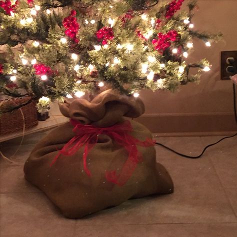 Burlap bag for Christmas tree. I bought 2 yards of burlap and hand sewed the bag with a large plastic sewing needle and twine. Jute String Christmas Tree, Burlap In Christmas Tree, Christmas Tree Stand Jute, Burlap Bag Christmas Ideas, Christmas Jute Bags, Tree Bag, Sewing Needle, Xmas Tree, Twine